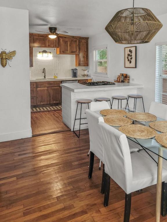 Simply Get-A-Waco- HOT TUB, Sleeps 10, 5-min Walk to Silos & Downtown Waco - Image 4