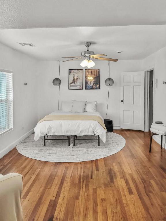 Simply Get-A-Waco- HOT TUB, Sleeps 10, 5-min Walk to Silos & Downtown Waco - Image 7