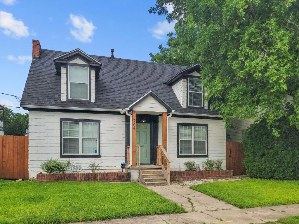 Simply Get-A-Waco- HOT TUB, Sleeps 10, 5-min Walk to Silos & Downtown Waco - Image 6