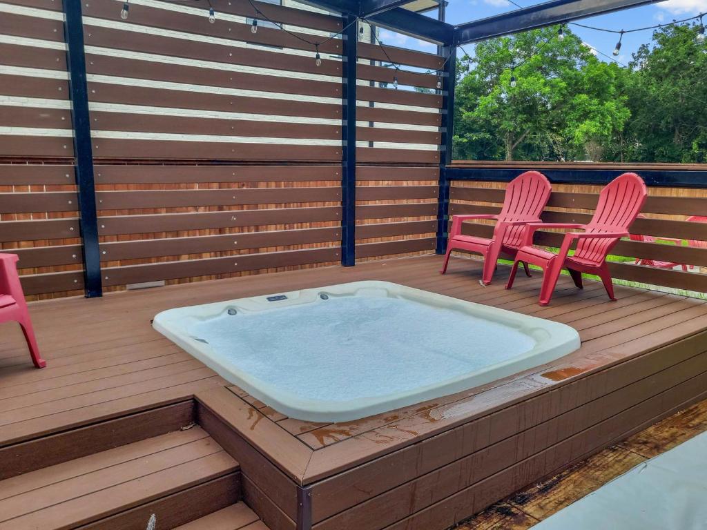 Simply Get-A-Waco- HOT TUB, Sleeps 10, 5-min Walk to Silos & Downtown Waco