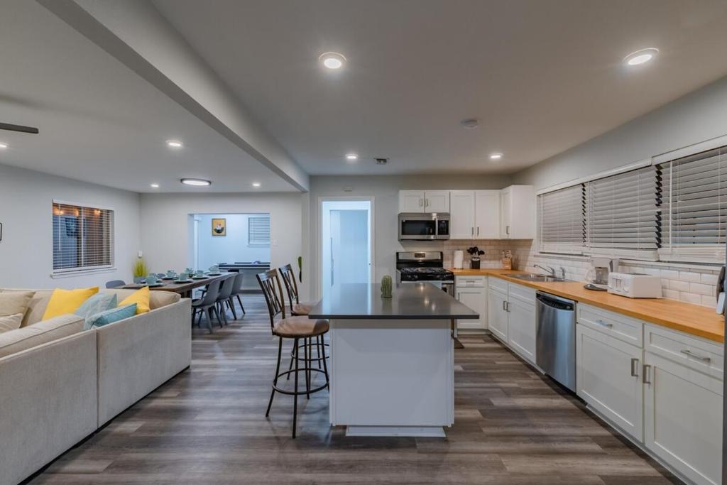 Luxurious Home With Hot Tub & Tree Deck By 6flags - Image 8