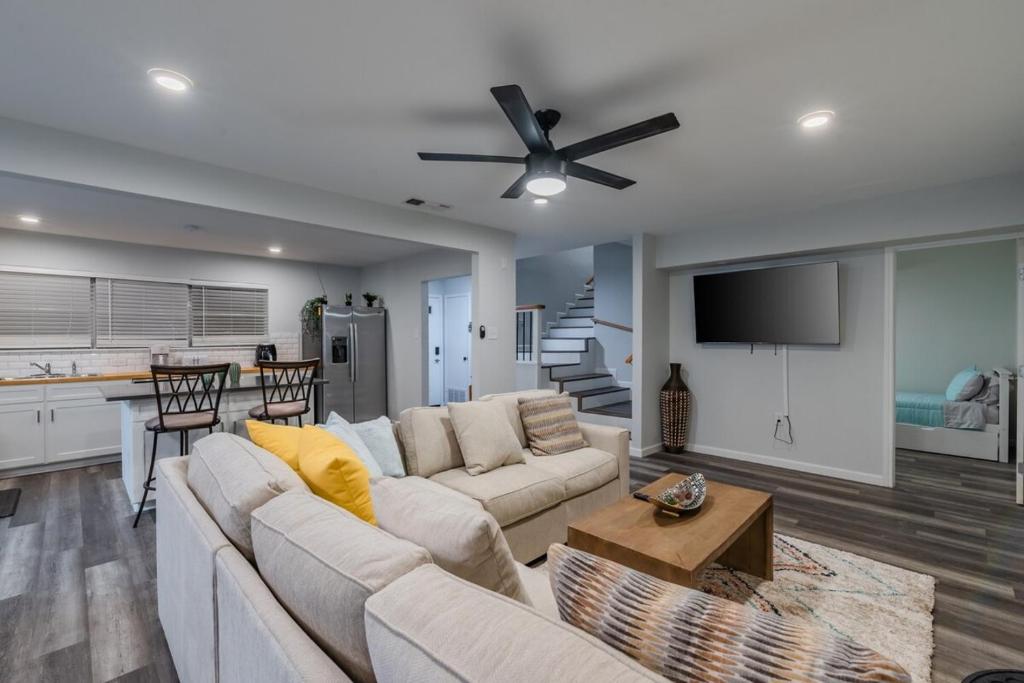 Luxurious Home With Hot Tub & Tree Deck By 6flags - Image 6