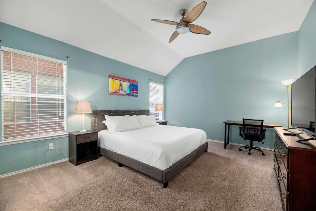 Relaxing 3BR 2BA Oasis - Hot Tub & 5 Beds! - Image 7