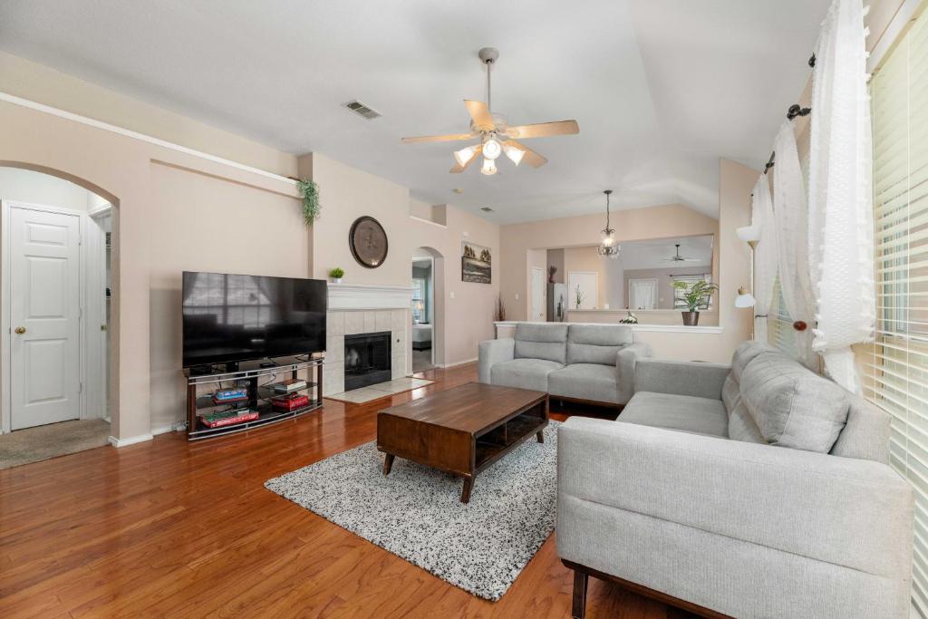 Relaxing 3BR 2BA Oasis - Hot Tub & 5 Beds! - Image 5