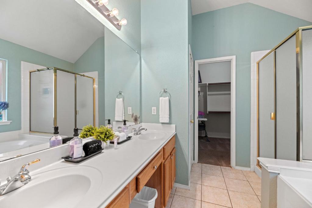 Relaxing 3BR 2BA Oasis - Hot Tub & 5 Beds! - Image 8