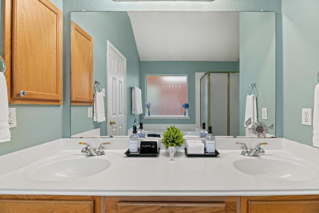 Relaxing 3BR 2BA Oasis - Hot Tub & 5 Beds!