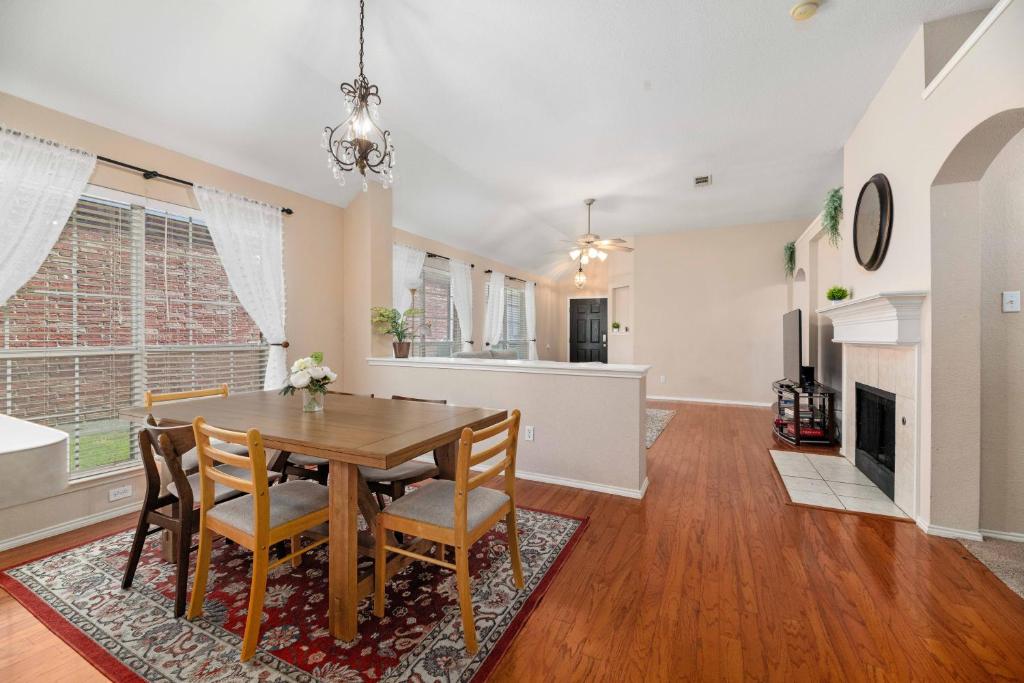 Relaxing 3BR 2BA Oasis - Hot Tub & 5 Beds! - Image 4