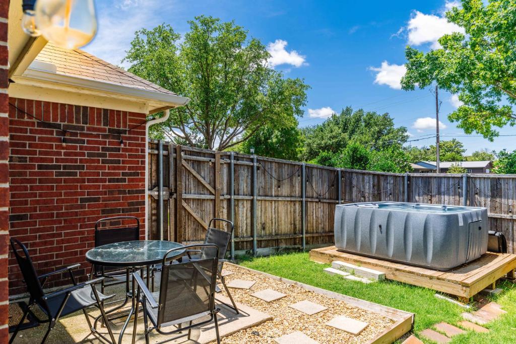 Relaxing 3BR 2BA Oasis - Hot Tub & 5 Beds!