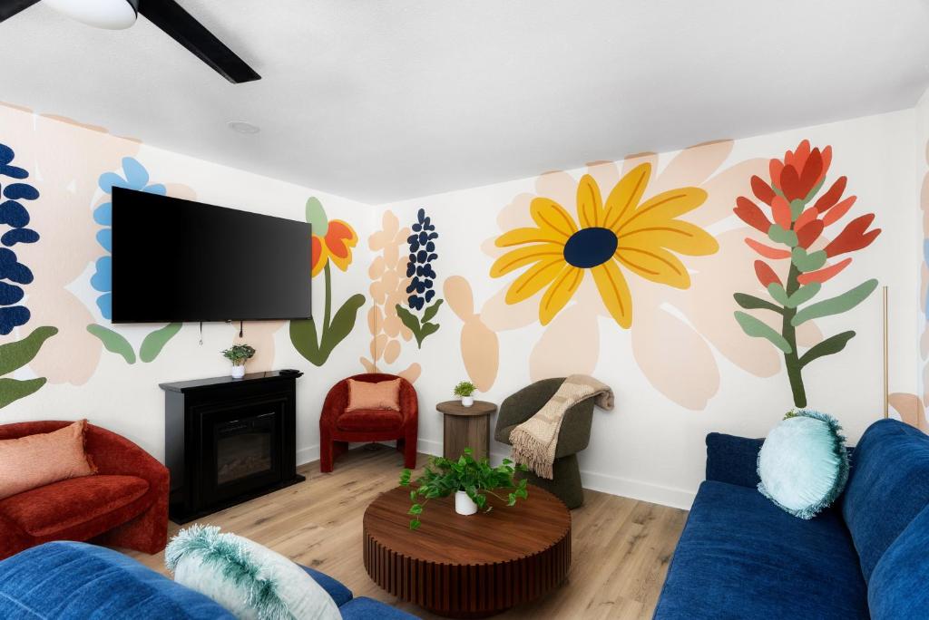 Heart of Lake Travis-Hot Tub&Pool-Black Light Room - Image 6