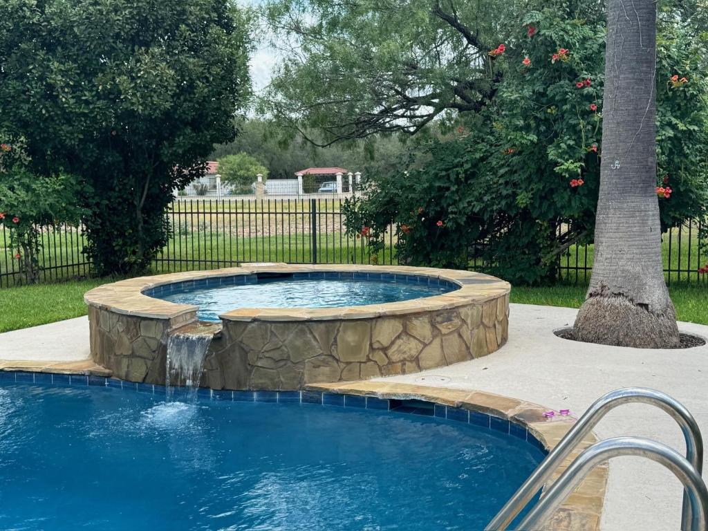 Hot Tub (Jacuzzi) - Photo 2