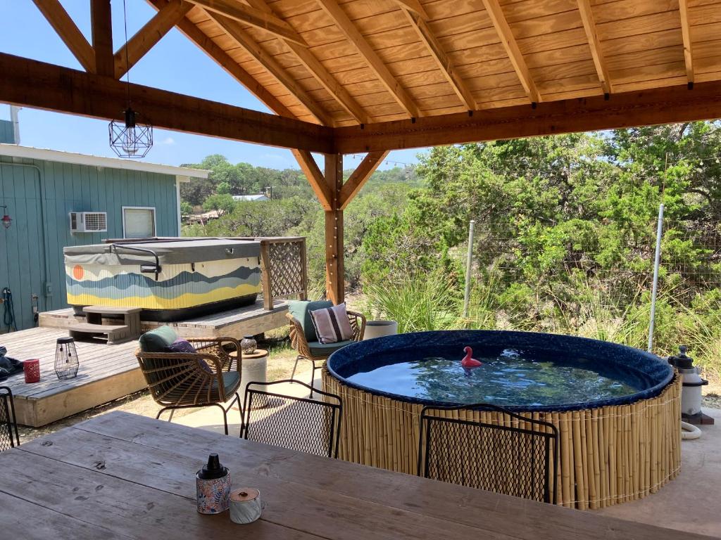 Hot Tub (Jacuzzi) - Photo 5