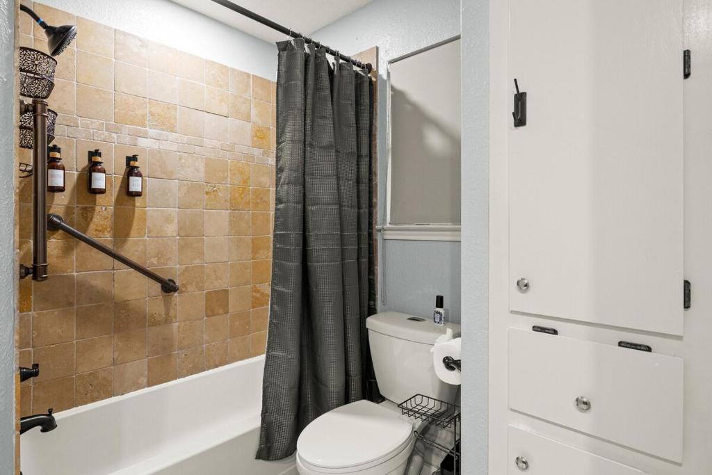 5BR Retreat with Game Room, Hot Tub & Big Yard - Sleeps 16 - 15 min to DT