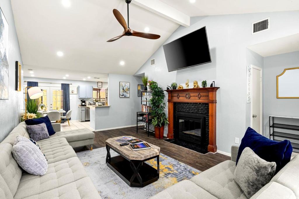 5BR Retreat with Game Room, Hot Tub & Big Yard - Sleeps 16 - 15 min to DT