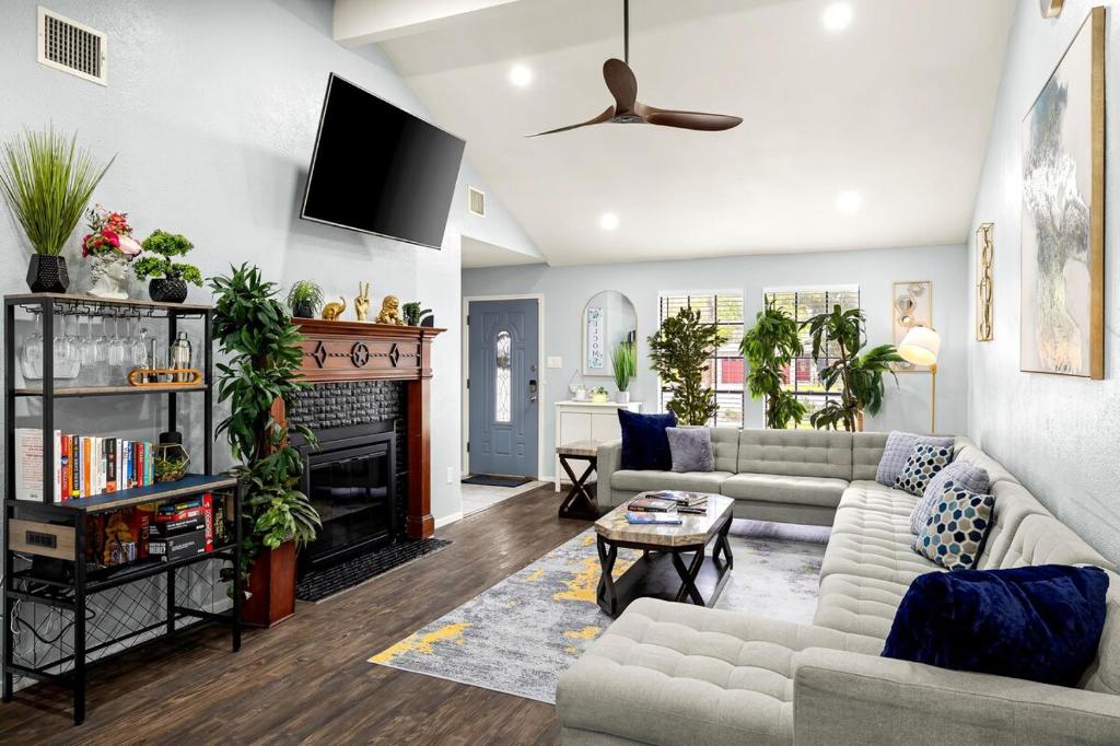 5BR Retreat with Game Room, Hot Tub & Big Yard - Sleeps 16 - 15 min to DT - Image 5