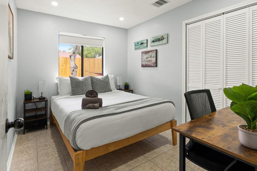 5BR Retreat with Game Room, Hot Tub & Big Yard - Sleeps 16 - 15 min to DT - Image 7