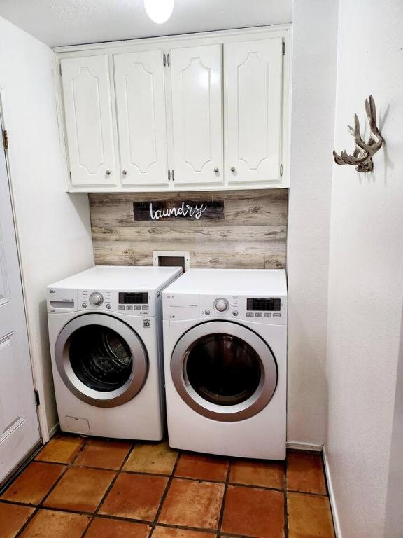 Family Retreat with Hot Tub, Piano, Games Room & Playhouse Medi Center Location - Image 4