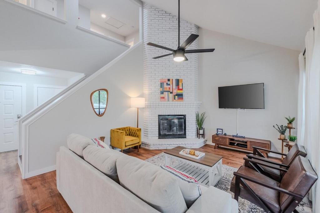 Stunning Deck, Hot-tub View To Lake & Golf Course - Image 6