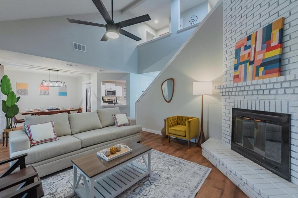 Stunning Deck, Hot-tub View To Lake & Golf Course - Image 7