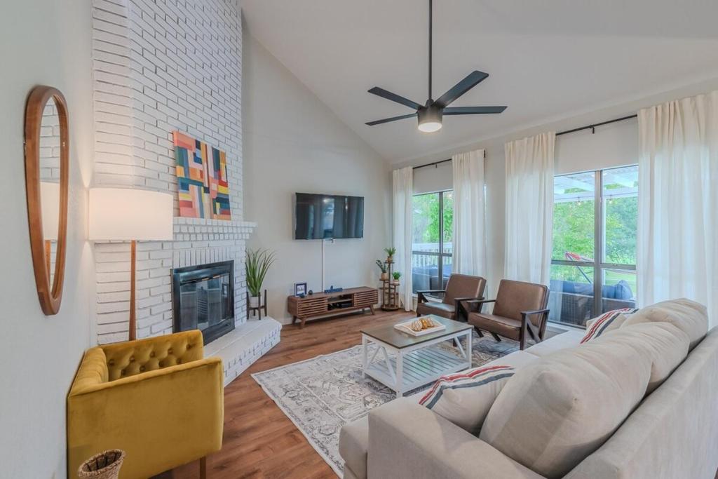 Stunning Deck, Hot-tub View To Lake & Golf Course - Image 5