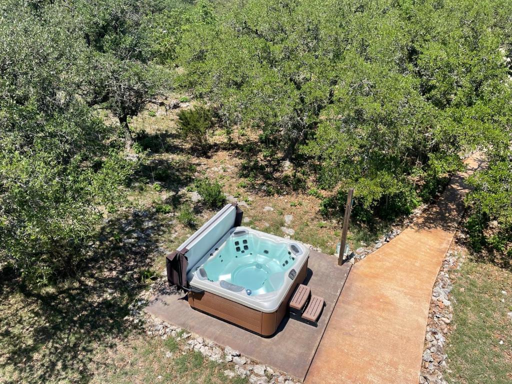 Hot Tub (Jacuzzi) - Photo 2