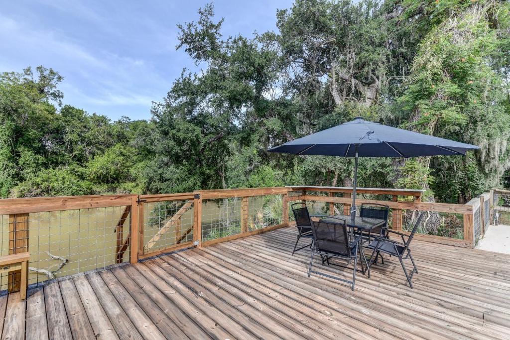 The San Bernard River waterfront provides private access to a spa, boat ramp, and jet skiing - Image 8