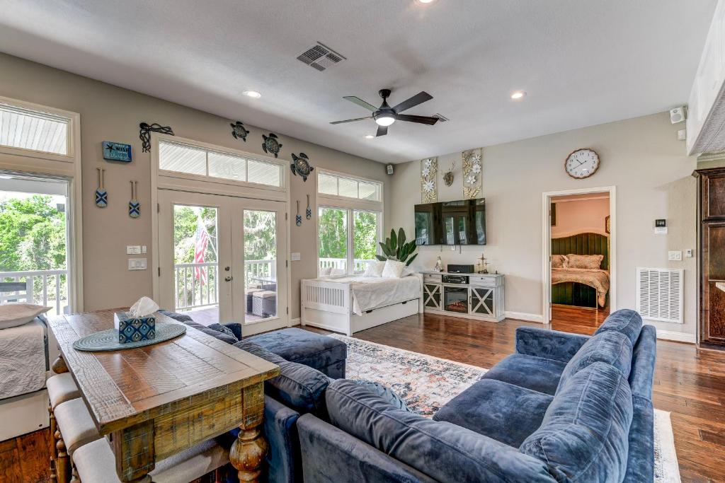 The San Bernard River waterfront provides private access to a spa, boat ramp, and jet skiing - Image 5