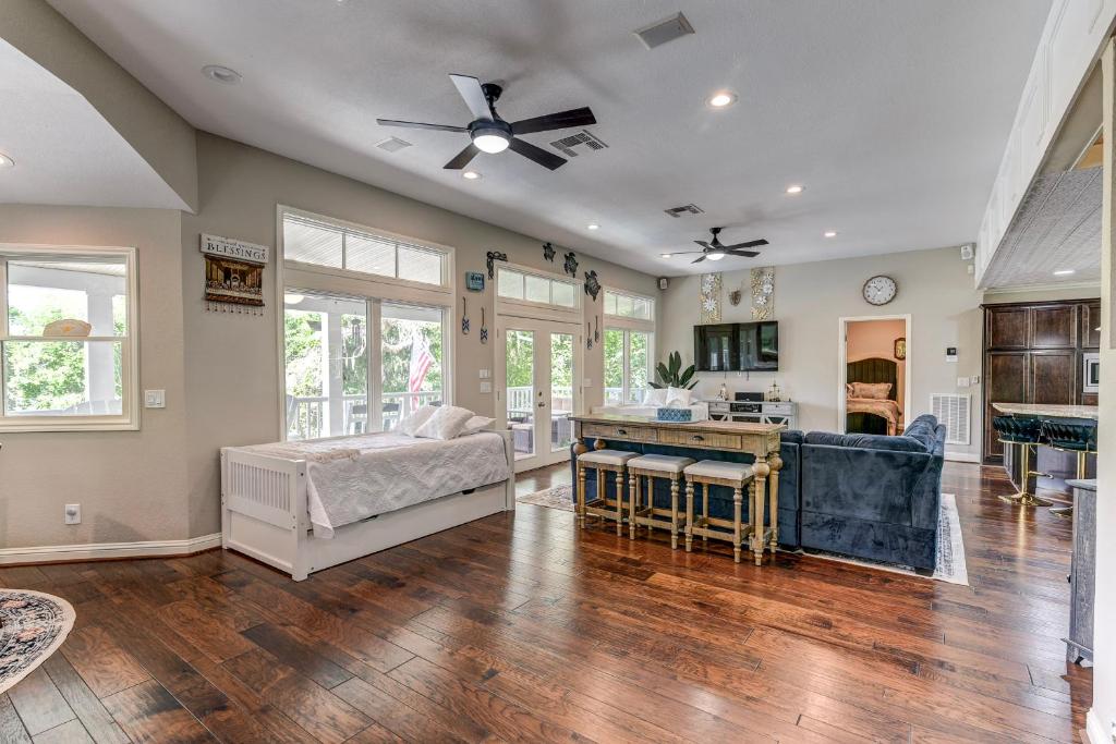 The San Bernard River waterfront provides private access to a spa, boat ramp, and jet skiing - Image 6