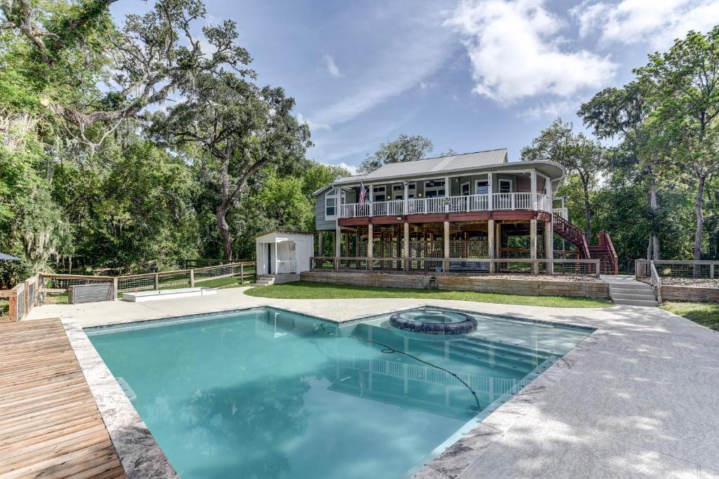 The San Bernard River waterfront provides private access to a spa, boat ramp, and jet skiing