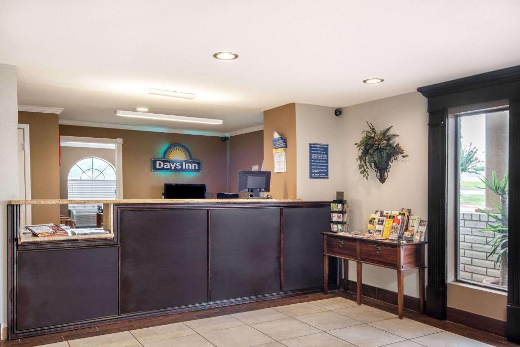 Days Inn by Wyndham New Braunfels - Image 7