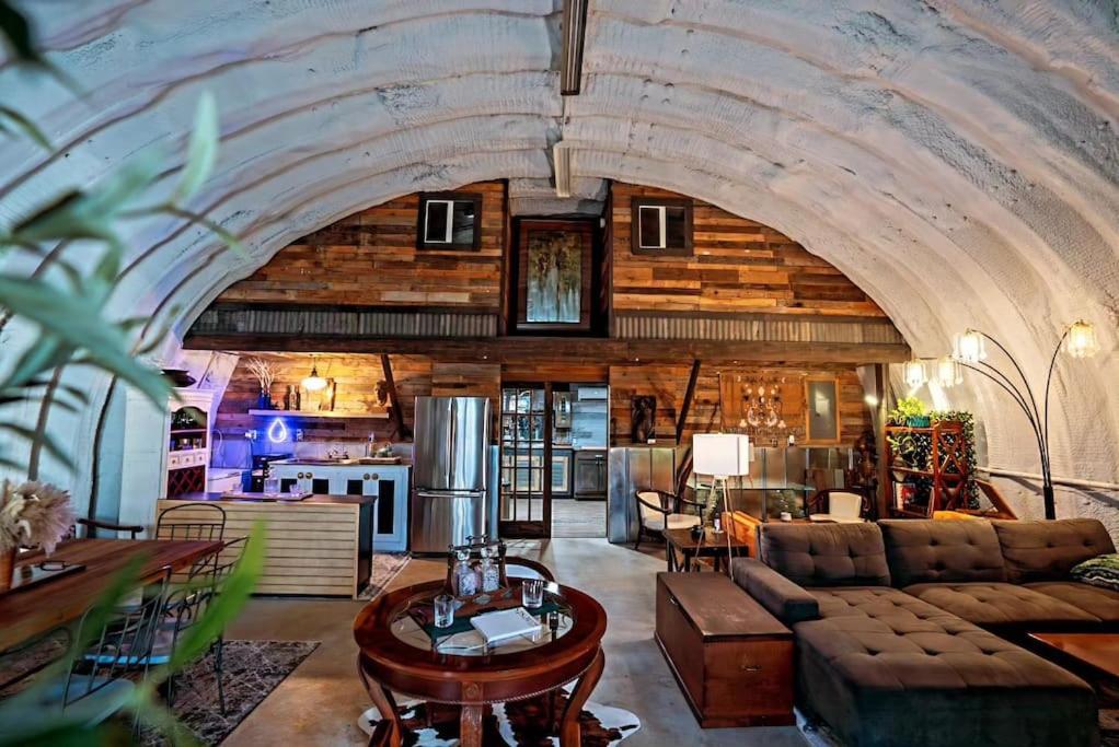 Hill Country Hangar with hottub, 7 minutes from the river and lake