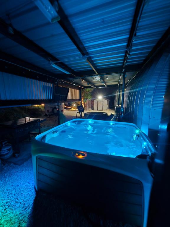 Hot Tub (Jacuzzi) - Photo 2