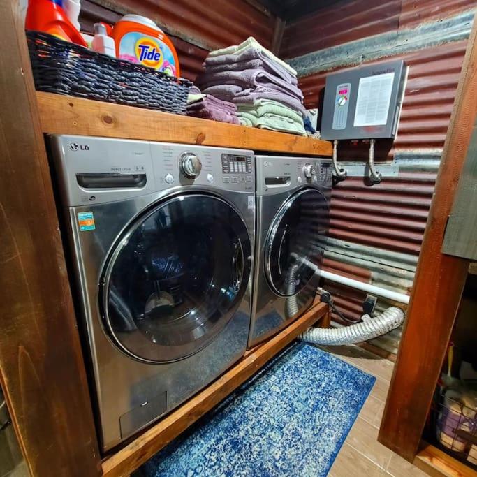 Hill Country Hangar with hottub, 7 minutes from the river and lake - Image 4