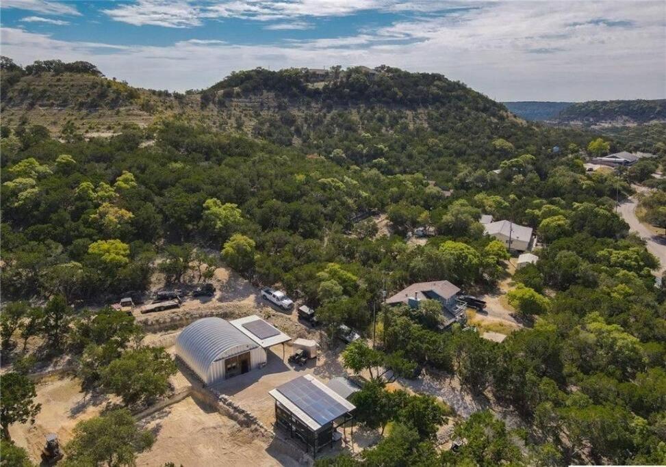 Hill Country Hangar with hottub, 7 minutes from the river and lake - Image 5