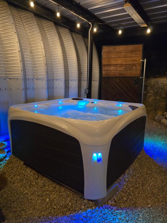 Hot Tub (Jacuzzi) - Photo 3