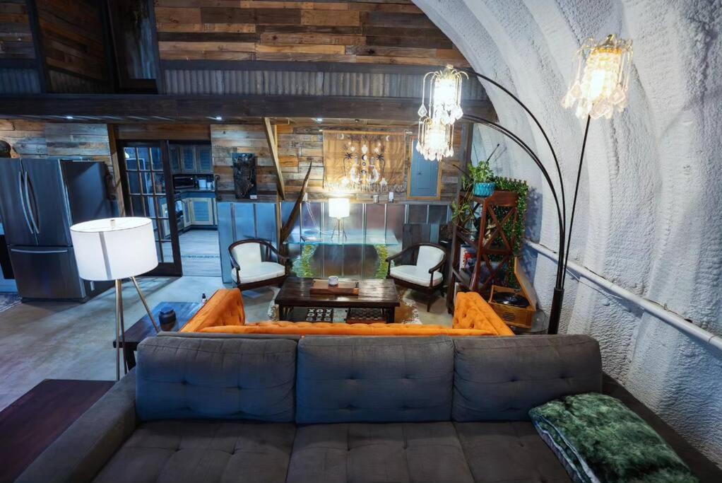 Hill Country Hangar with hottub, 7 minutes from the river and lake