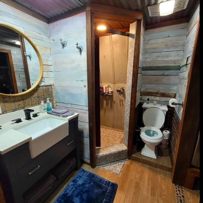 Hill Country Hangar with hottub, 7 minutes from the river and lake - Image 6