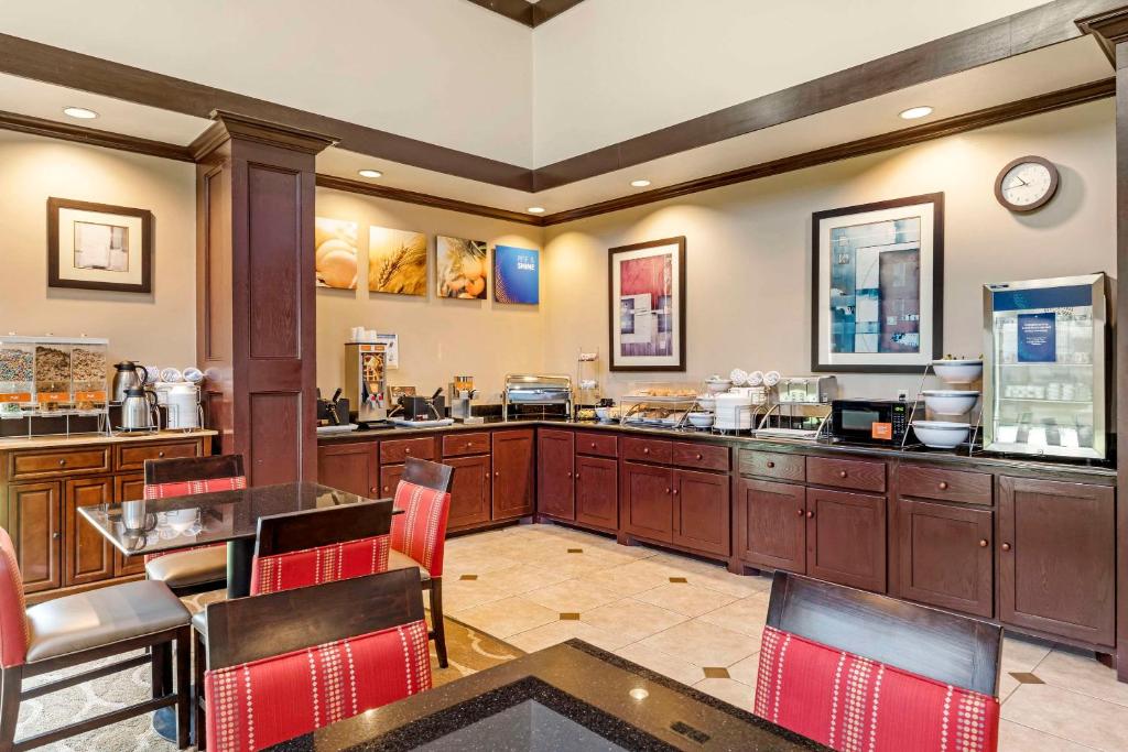 Comfort Suites Palestine - Image 5