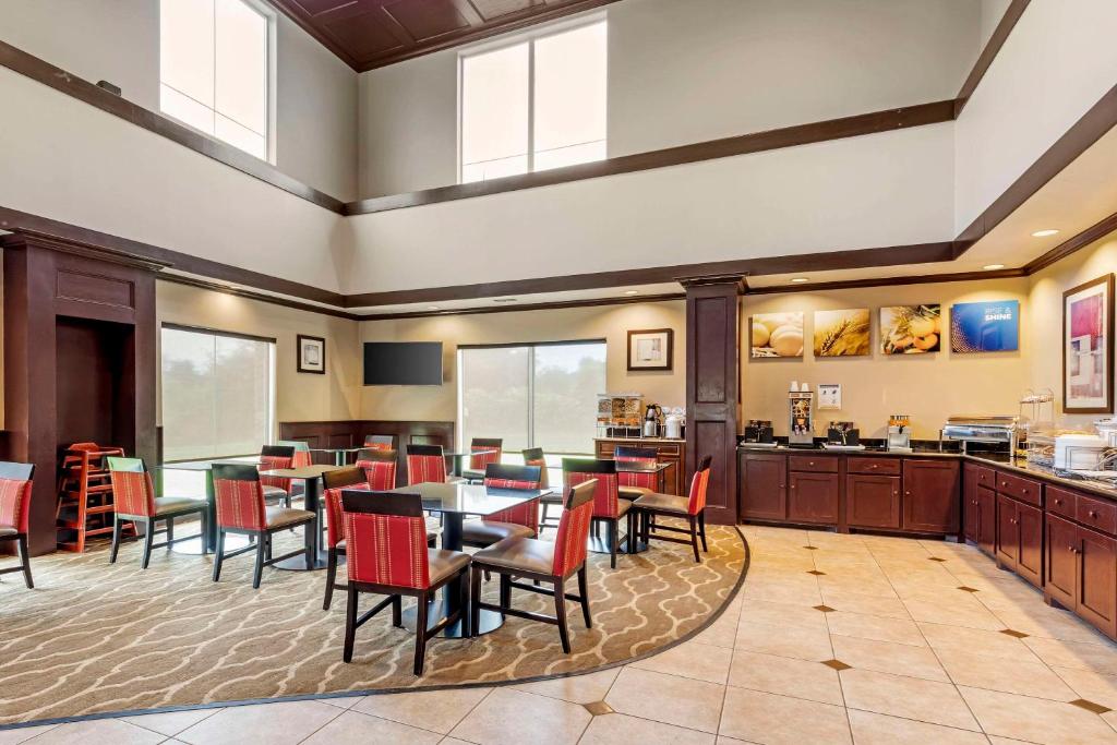 Comfort Suites Palestine - Image 6