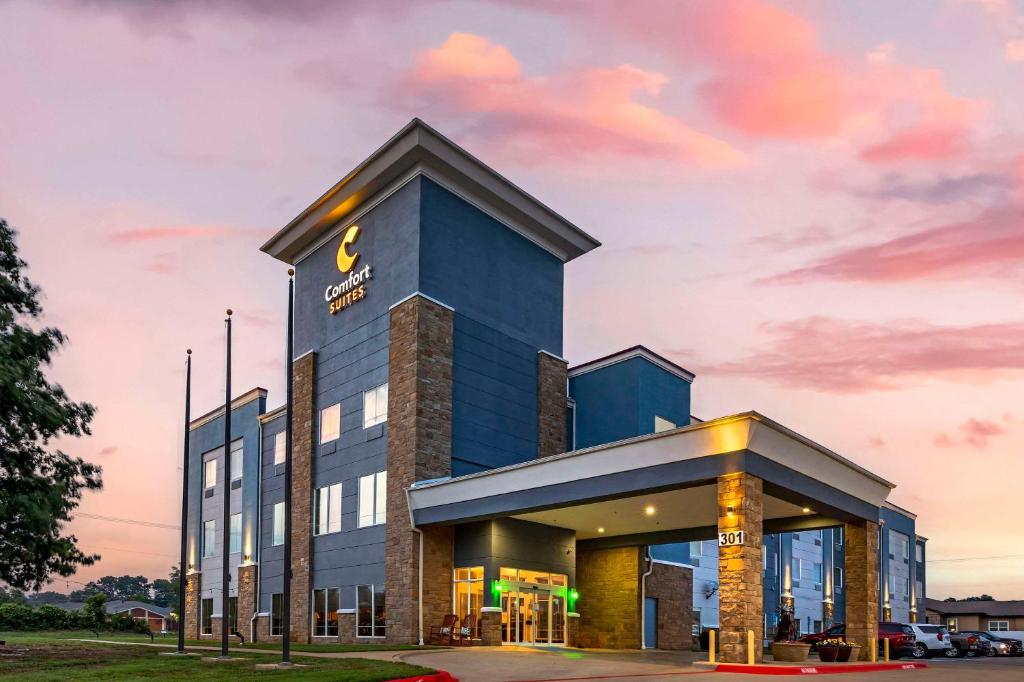 Comfort Suites Palestine - Image 7