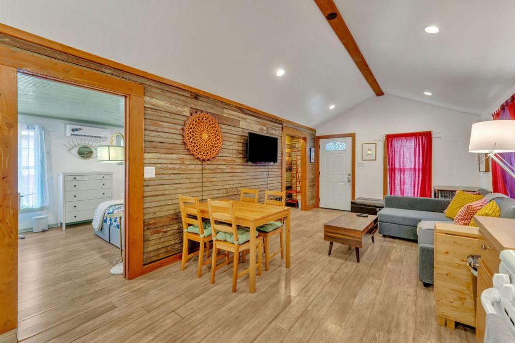 Artsy East Austin Hideaway - Image 8