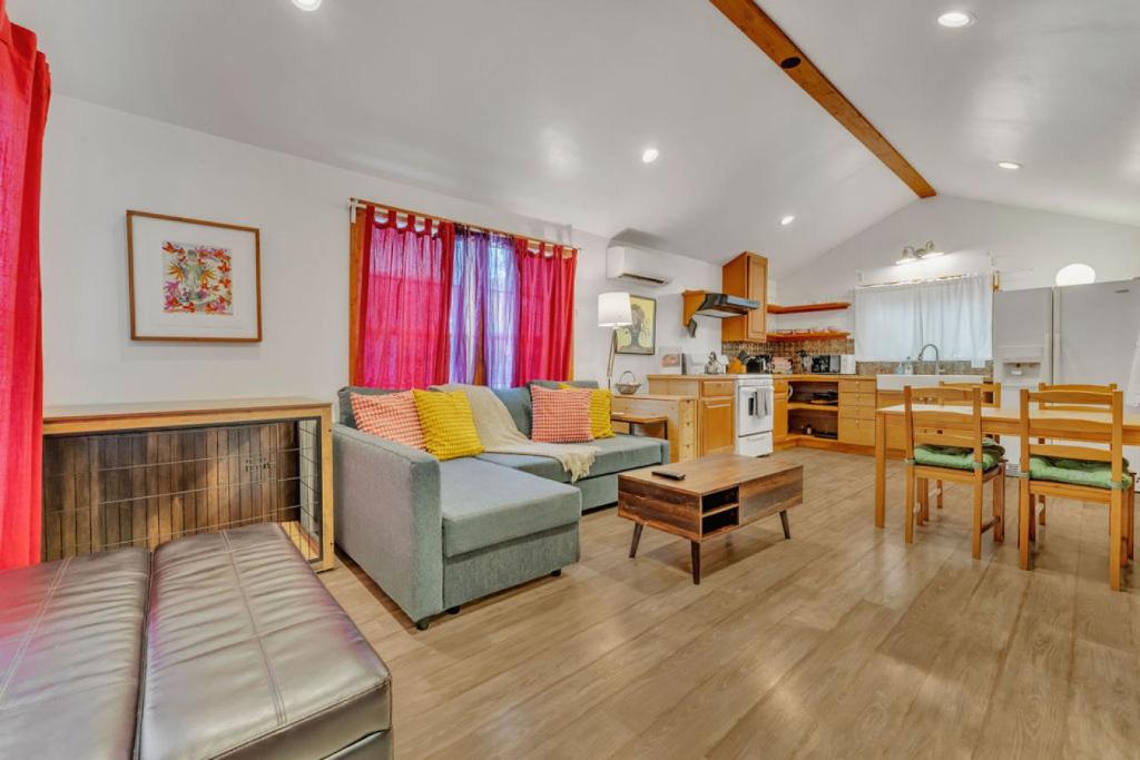 Artsy East Austin Hideaway - Image 4