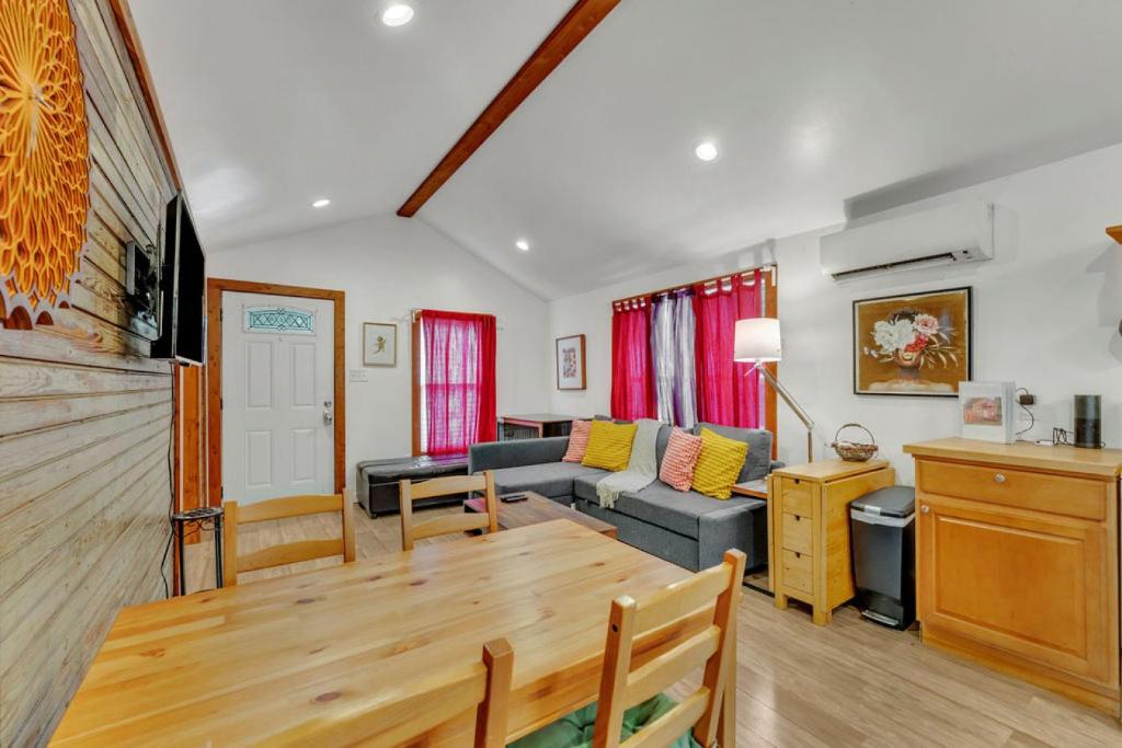 Artsy East Austin Hideaway - Image 5