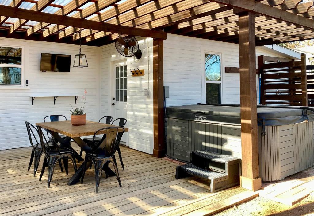 Hot Tub (Jacuzzi) - Photo 2