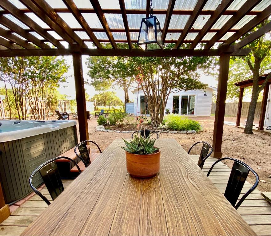 Hot Tub (Jacuzzi) - Photo 3