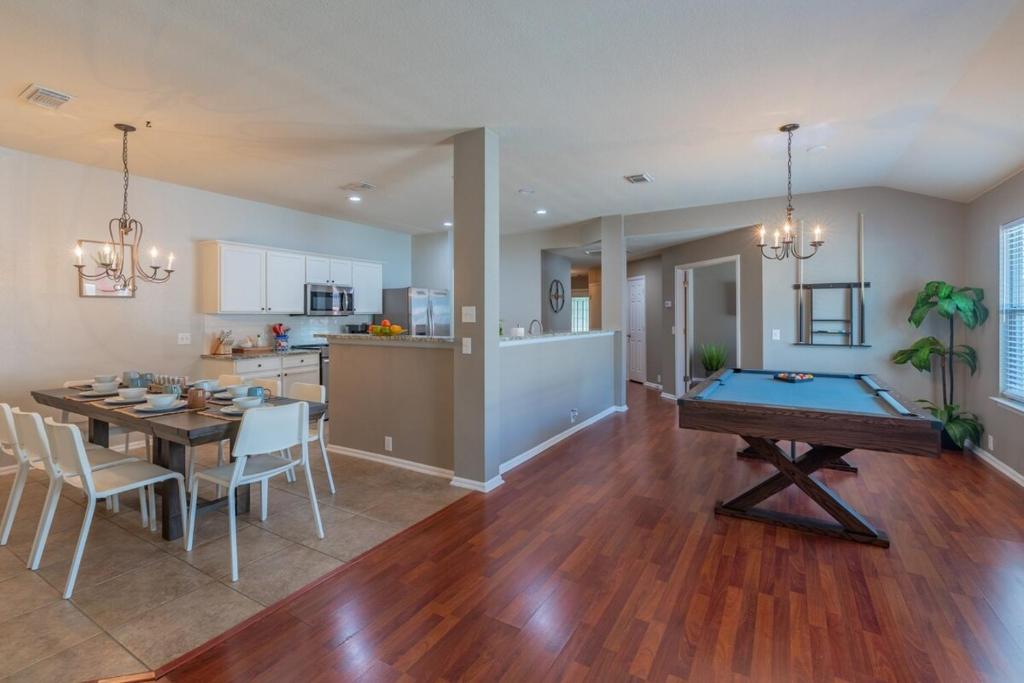 Luxury Oasis Hot-tub, Games & Bbq By Fiesta Tx - Image 8