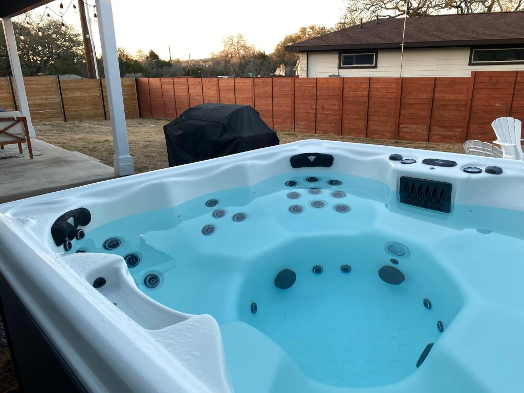 Hot Tub (Jacuzzi) - Photo 2