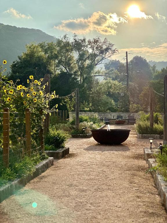 Hot Tub (Jacuzzi) - Photo 2