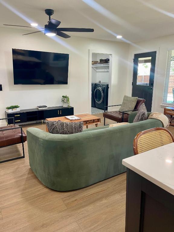 Luxury Oasis 4B 2B Jacuzzi Pet Friendly - Image 7