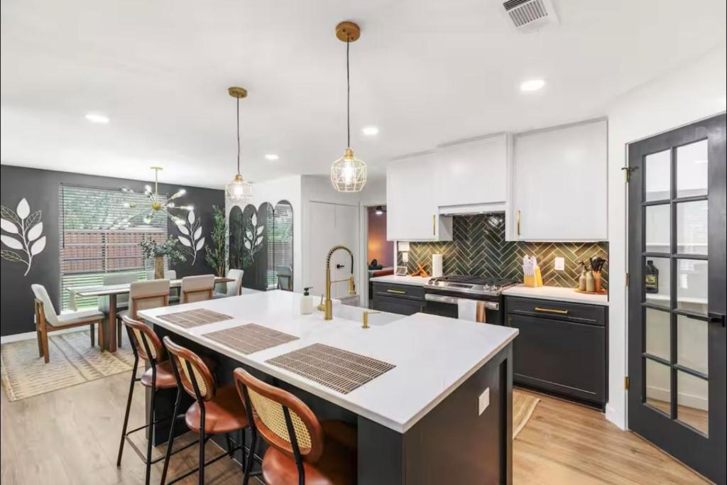 Luxury Oasis 4B 2B Jacuzzi Pet Friendly - Image 6