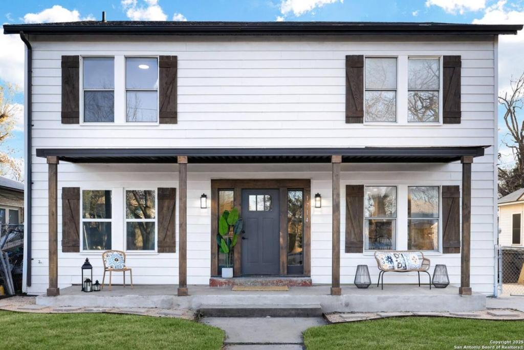 Gorgeous 6BR Sleeps 18 w Hot Tub - Image 6